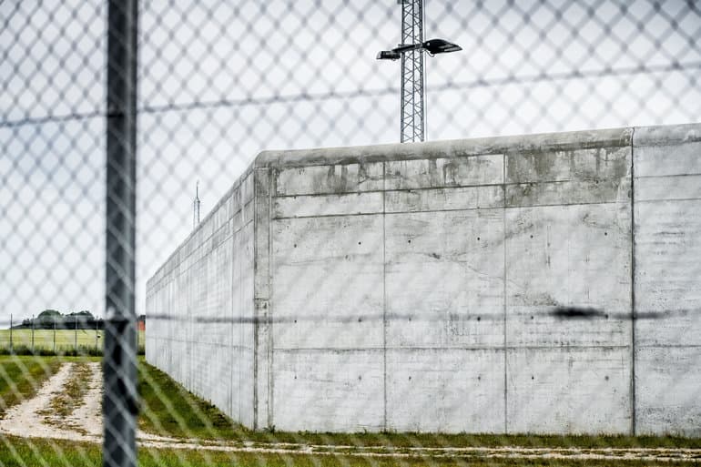 Fængselsbetjente er 40 gange dyrere at forsikre end sygeplejersker